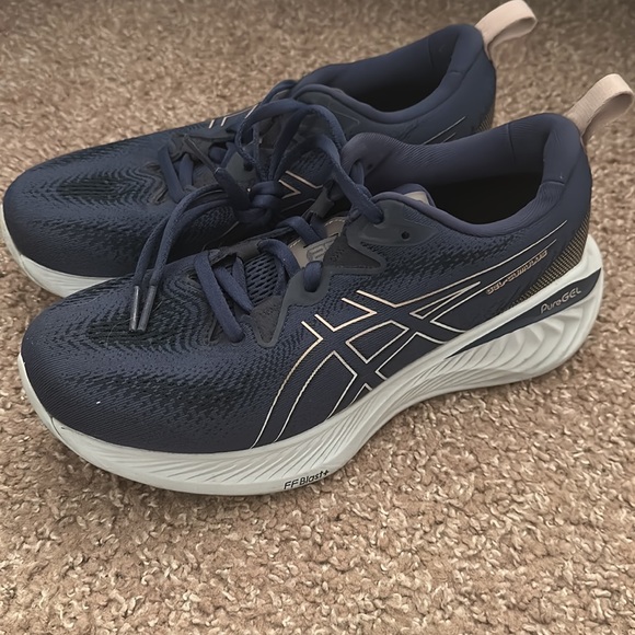 Womens ASICS running shoe gel cumulus 25 size 9 in a navy color. - Picture 4 of 6